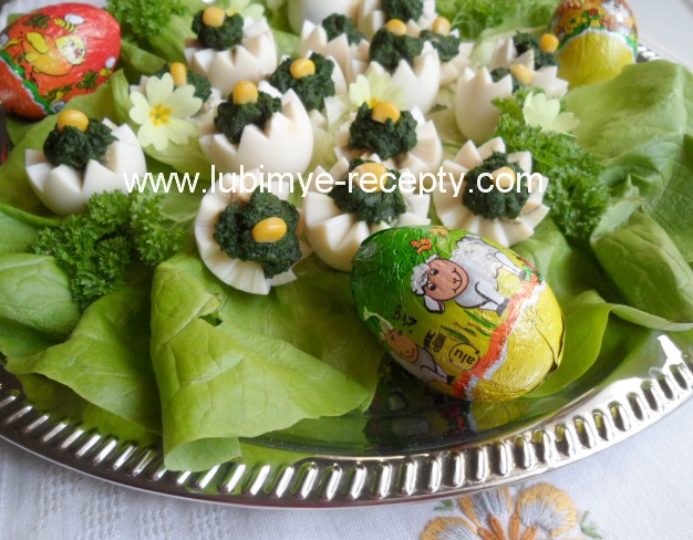 Пасхальные яйца со свежим шпинатом и кукурузой