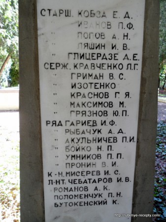 Венгрия, г.Сомбатхэй, военное кладбище, памятник советским солдатам