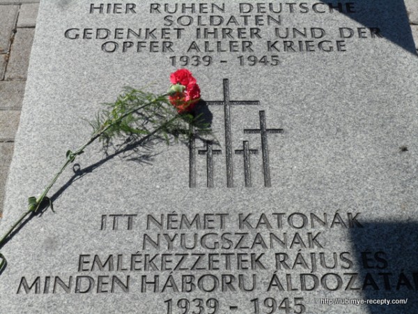 Венгрия, г. Сомбатхэй, военное кладбище, памятник немецким солдатам