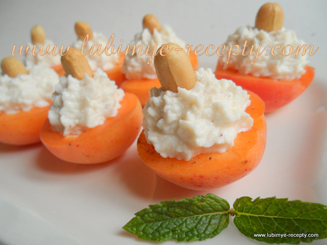 Венгерский десерт - абрикосы с творогом, мёдом, орехами и корицей