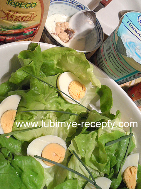 Зелёный салат с яйцами и соусом