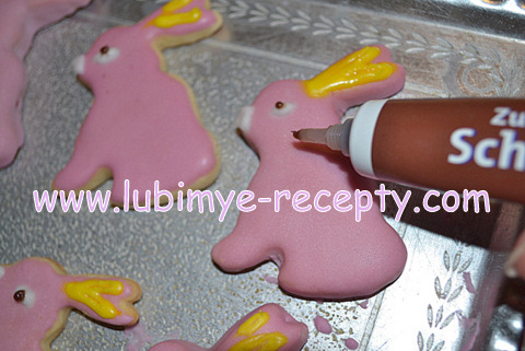 Малиновый торт-призёр с печеньем "Пасхальные мартовские зайцы"