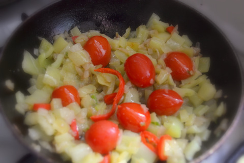 Тёплый овощной салат с авокадо и оливками
