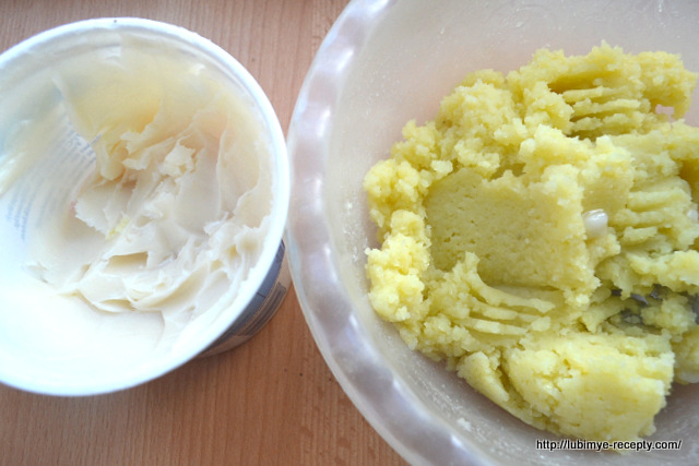 Добавляем сливочное масло в тертую картошку