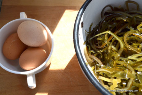 Рецепт вкусного салата с морской капустой и яйцом